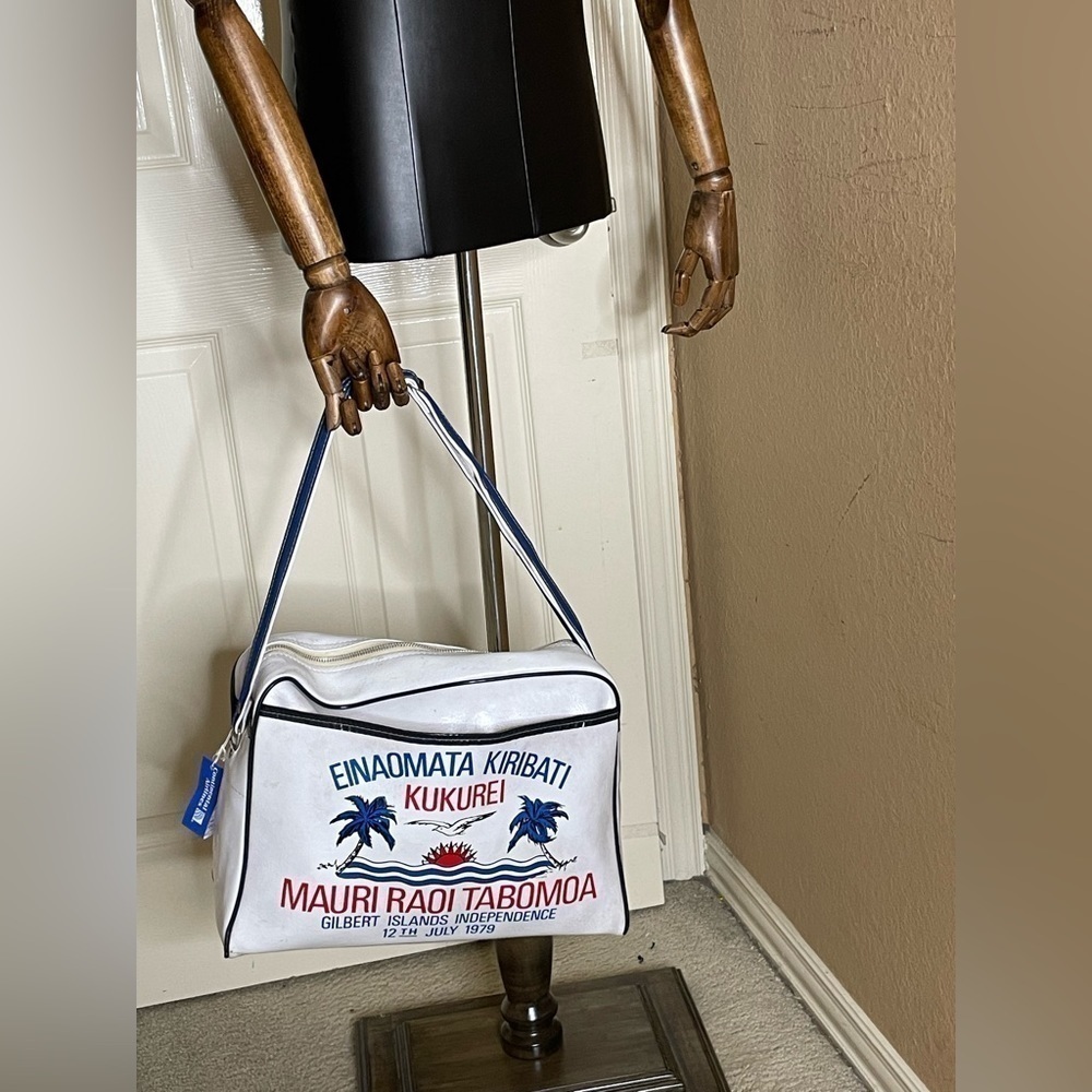 VTG & Rare Gilbert Islands Travel Bag ￼ Independence Day, 1979 Vinyl Medium‌‌‍‍‍ - Picture 10 of 12